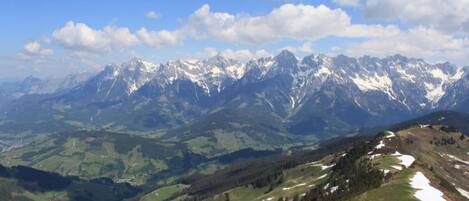 Eine Berglandschaft mit schneebedeckten Gipfeln und einem Tal darunter.
