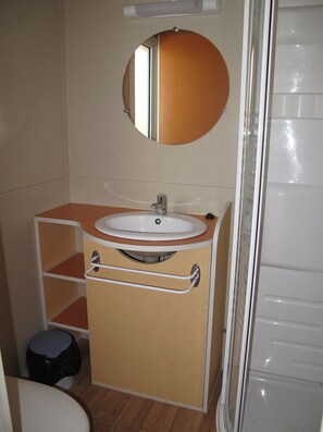 Bathroom - Bungalow in Calella Near Sea & Mountains (Calella)