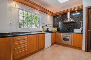 Fridge, microwave, oven, dishwasher - Na Llebrona - House In Porto Cristo. Free Wifi (Porto Cristo, Illes Balears)