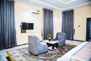 Economy-Zimmer, Balkon, Stadtblick | Wohnbereich