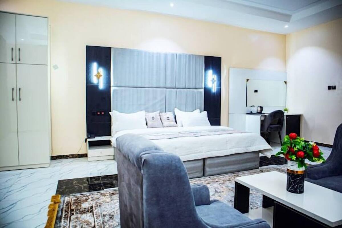 Habitación económica, balcón, vista a la ciudad | Escritorio, espacio para trabajar con laptop y wifi gratis