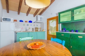 Fridge, microwave, stovetop, coffee/tea maker - Son Sabater (es Moli Nou) - Villa With Pool (Sa Pobla, Illes Balears)