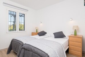 2 Schlafzimmer, Bügeleisen/Bügelbrett