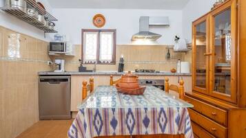 Een koelkast, een microgolfoven, een oven, een vaatwasser