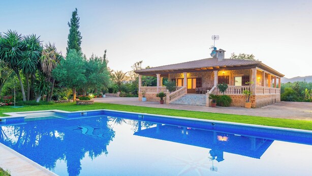 A house with a swimming pool, surrounded by greenery and a clear sky. - Ca'n Berguins - Villa With Private Pool In Búger (Buger, Illes Balears)