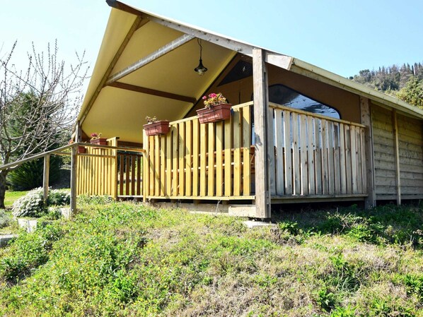 A wooden cabin with a sloped roof and a wooden deck. - Luxury Glamping Near Adriatic Beaches (Lapedona)