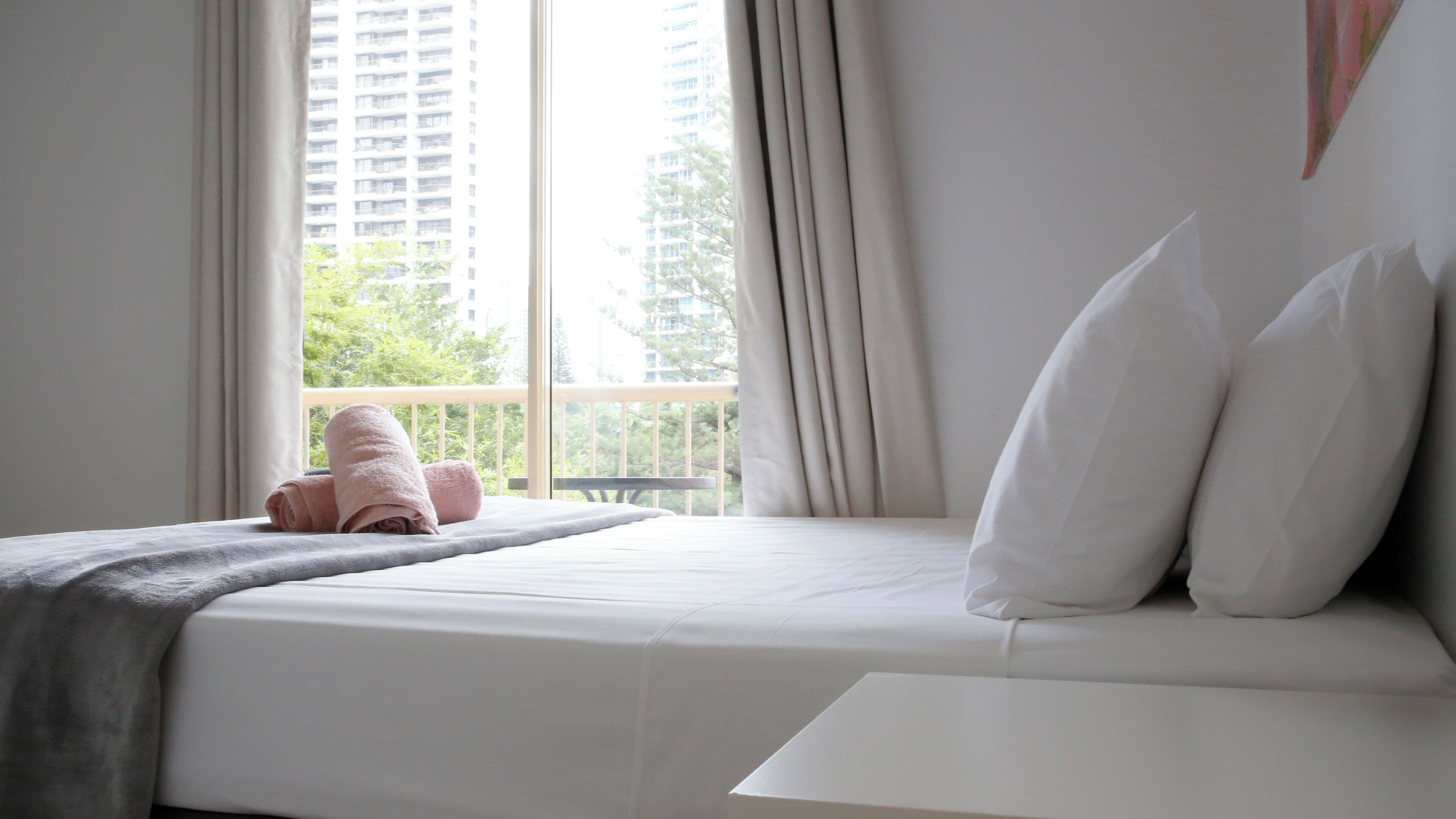 Camera Comfort, 1 letto queen, balcone | Tende oscuranti, ferro/asse da stiro, Wi-Fi gratuito, lenzuola