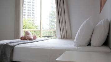 Camera Comfort, 1 letto queen, balcone | Tende oscuranti, ferro/asse da stiro, Wi-Fi gratuito, lenzuola
