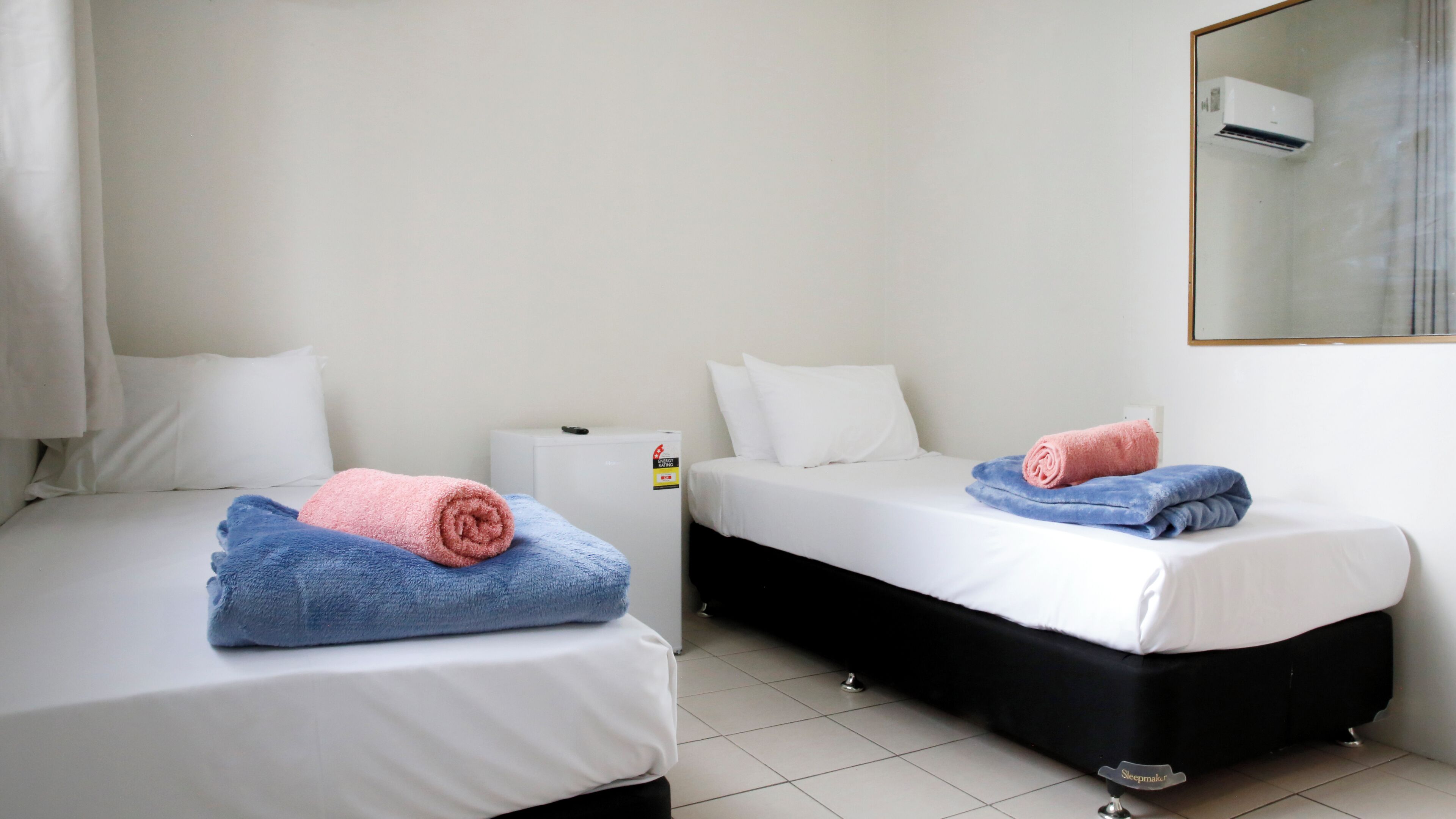 ستائر تعتيم ومكواة/لوح كي وواي فاي مجانًا وملاءات أسرّة