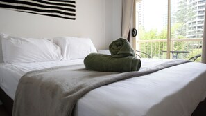 غرفة مريحة - سرير كبير - بشرفة | ستائر تعتيم ومكواة/لوح كي وواي فاي مجانًا وملاءات أسرّة