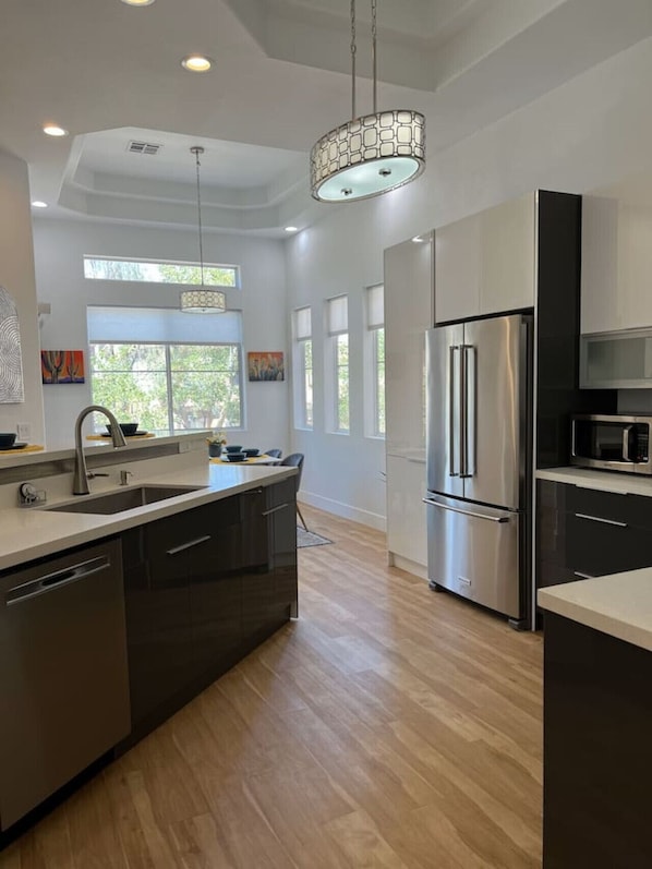 冷蔵庫、電子レンジ、オーブン、コンロ