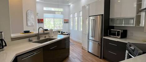 Refrigerador, microondas, horno y parrilla de estufa