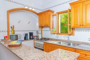 Kühlschrank, Mikrowelle, Ofen, Wasserkocher mit Kaffee-/Teezubehör