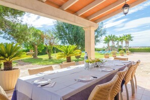 Outdoor dining - Torre Marina (alga Marina) - Villa With Pool (Ses Covetes, Illes Balears)