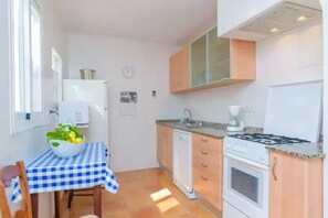 Fridge, microwave, oven, stovetop - Can Salas - Apartment In Porreres. Free Wifi (Porreres, Illes Balears)