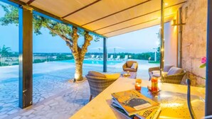 An outdoor seating area with a table, chairs, and a tree. - Son Vador - Villa With Private Pool. Free Wifi (Santa Margalida, Illes Balears)