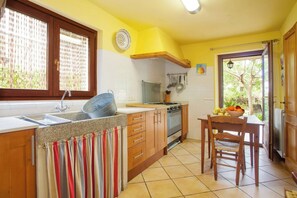 Fridge, microwave, oven, coffee/tea maker - Eremus - House In Valldemossa. Free Wifi (Valldemossa, Illes Balears)