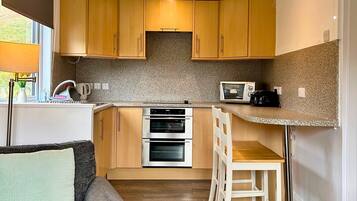 Refrigerador, microondas y periquera