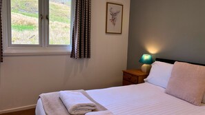 2 bedrooms, Internet, bed sheets - Skye - a chalet that sleeps 3 guests in 2 bedrooms (Oban)