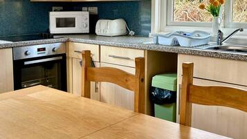 Refrigerador, microondas, horno y periquera