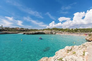 Una spiaggia nelle vicinanze