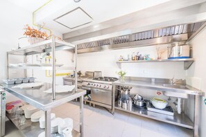 Fridge, microwave, oven, stovetop - Son SimÓ Vell - Villa With Private Pool (Alcudia, Illes Balears)