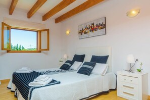 3 habitaciones y tabla de planchar con plancha 