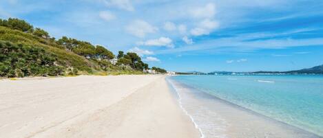 Una spiaggia nelle vicinanze