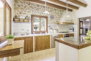 Réfrigérateur, four, lave-vaisselle, cafetière/bouilloire