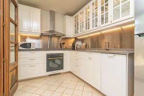 Kühlschrank, Mikrowelle, Ofen, Geschirrspüler