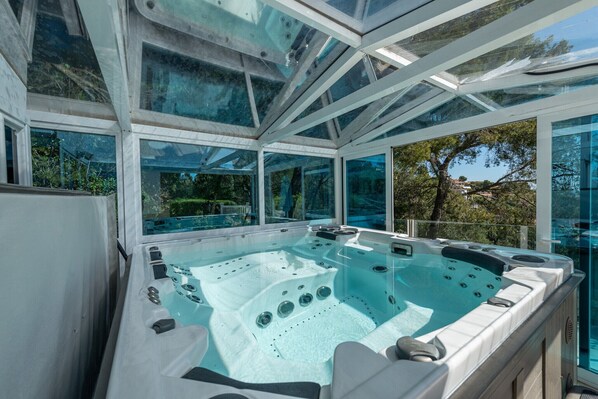 Indoor spa tub