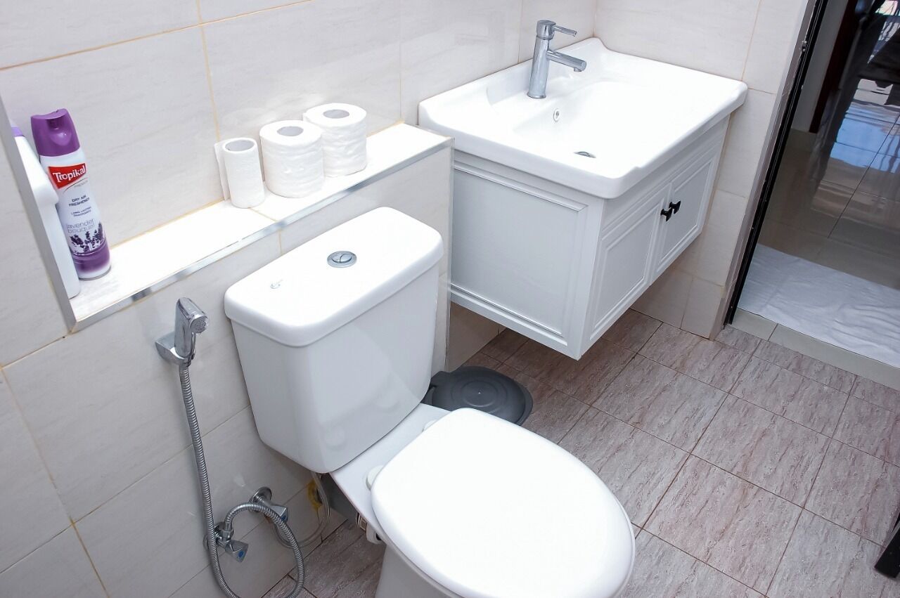 Ein Badezimmer mit Toilette, Waschbecken und Dusche.