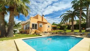 A house with a swimming pool, surrounded by palm trees and a well-maintained lawn. - Gladiolo - Villa With Private Pool (El Tosalet - Xàbia, Alicante)