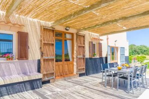 تناول الطعام بالخارج