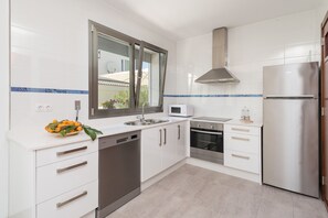 Fridge, microwave, oven, dishwasher - Formentera 1 - House In Can Picafort. Free Wifi (Can Picafort, Illes Balears)