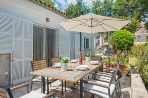 Outdoor dining - Can Garreta - House In Port D'alcúdia. Free Wifi (Port D'alcudia, Illes Balears)