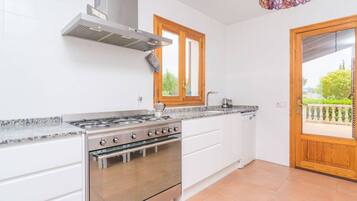 Een koelkast, een microgolfoven, een oven, een vaatwasser