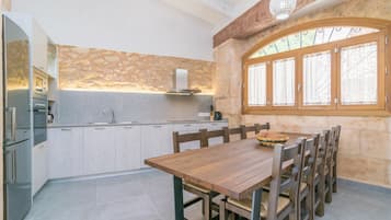 Cafetera y tetera, refrigerador, microondas y horno