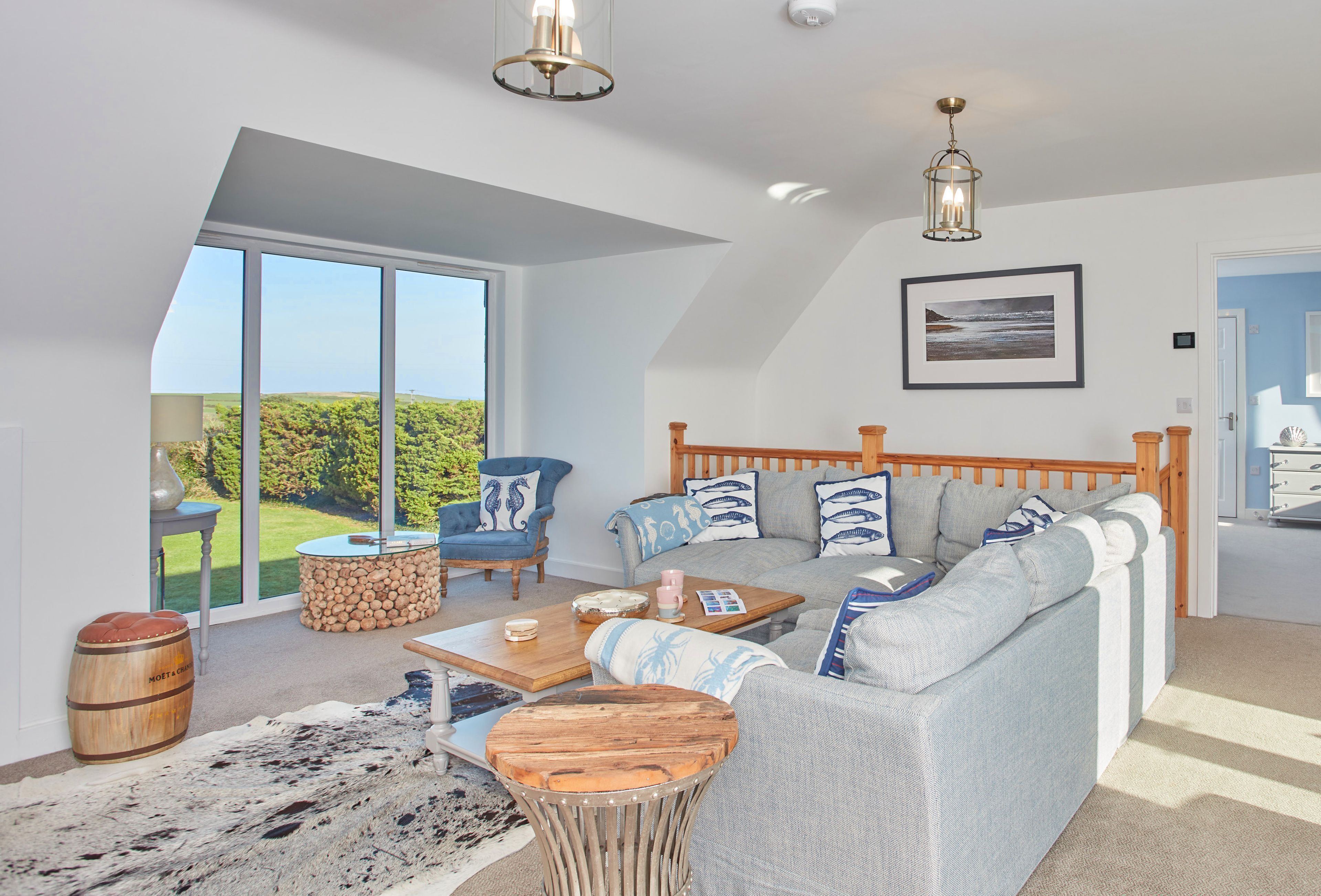 Smart-TV, peis, DVD-spiller og stereoanlegg