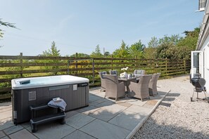 Outdoor dining - Treveth Lowen is a beautifully designed, detached coastal holiday home situated in a superb location (St Minver)