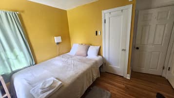 1 makuuhuone, työpöytä, silitysrauta/-lauta, Wi-Fi