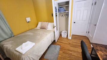 1 makuuhuone, työpöytä, silitysrauta/-lauta, Wi-Fi