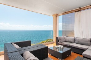 Fernseher, DVD-Player, Tischtennisplatte