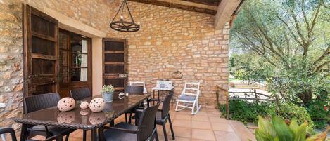 تناول الطعام بالخارج