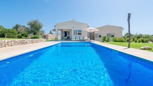 A swimming pool with a modern house in the background. - Can Colomer Ferragut  - Villa With Private Pool (Artà, Illes Balears)