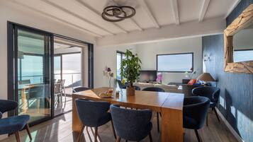 Comfort-Villa, Meerblick | Wohnbereich | Flachbildfernseher