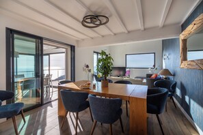 Vila conforto, vista para o mar | Área de estar | TV de tela plana
