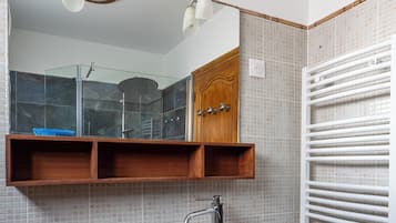 Biệt thự tiện nghi đơn giản, quang cảnh biển | Phòng tắm