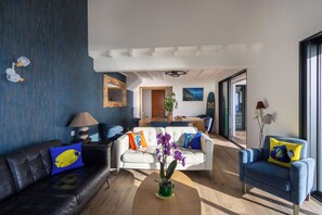 Comfort-villa - havudsigt | Opholdsområde | Fladskærms-tv