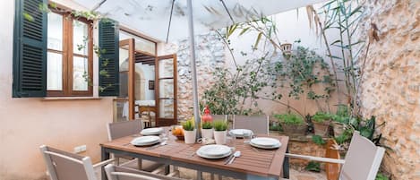 屋外ダイニングエリア